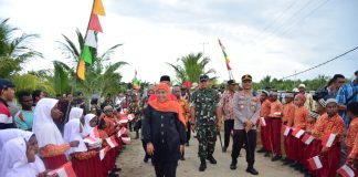 Kunjungi Kampung Maibo, Gubernur Jawa Timur Khofifah Indar Parawansa Sampaikan Kesiapannya Jadi Ibu Asuh Bagi Anak-anak yang Mau Bersekolah di Jatim Kunjungi Kampung Maibo, Gubernur Jawa Timur Khofifah Indar Parawansa Sampaikan Kesiapannya Jadi Ibu Asuh Bagi Anak-anak yang Mau Bersekolah di Jatim