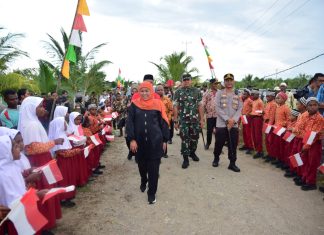 Kunjungi Kampung Maibo, Gubernur Jawa Timur Khofifah Indar Parawansa Sampaikan Kesiapannya Jadi Ibu Asuh Bagi Anak-anak yang Mau Bersekolah di Jatim Kunjungi Kampung Maibo, Gubernur Jawa Timur Khofifah Indar Parawansa Sampaikan Kesiapannya Jadi Ibu Asuh Bagi Anak-anak yang Mau Bersekolah di Jatim