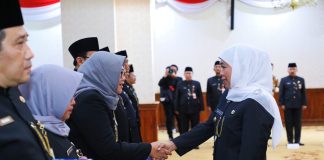 Lantik 11 Pejabat Eselon II dan Kukuhkan Kepala BRIDA Jatim, Gubernur Jawa Timur Pesankan Seluruh OPD Jalankan Program ‘Birokrasi Berdampak’ Lantik 11 Pejabat Eselon II dan Kukuhkan Kepala BRIDA Jatim, Gubernur Jawa Timur Pesankan Seluruh OPD Jalankan Program 'Birokrasi Berdampak'