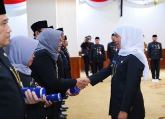 Lantik 11 Pejabat Eselon II dan Kukuhkan Kepala BRIDA Jatim, Gubernur Jawa Timur Pesankan Seluruh OPD Jalankan Program ‘Birokrasi Berdampak’ Lantik 11 Pejabat Eselon II dan Kukuhkan Kepala BRIDA Jatim, Gubernur Jawa Timur Pesankan Seluruh OPD Jalankan Program 'Birokrasi Berdampak'