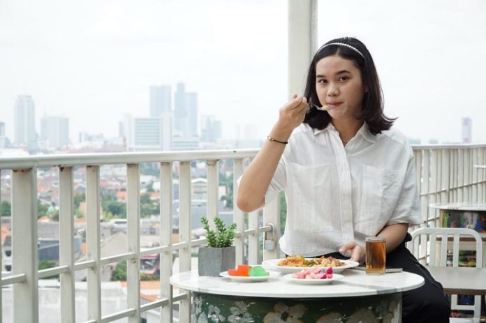 MaxOne Hotel Dharmahusada Hadirkan Pengalaman Lunch All You Can Eat dengan Pemandangan City View Kota Surabaya di SkyCave Rooftop & Lounge