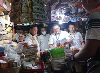 Minyakita Langka, KPPU dan Satgas Pangan Sidak ke Pasar Wonokromo Surabaya Minyakita Langka, KPPU dan Satgas Pangan Sidak ke Pasar Wonokromo Surabaya