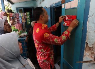 Penempelan Stiker Keluarga Miskin di Surabaya Sudah 79 Persen, Kadinsos bilang Ada yang Menolak dan Banyak Pula yang Minta Ditempel Penempelan Stiker Keluarga Miskin di Surabaya Sudah 79 Persen, Kadinsos bilang Ada yang Menolak dan Banyak Pula yang Minta Ditempel