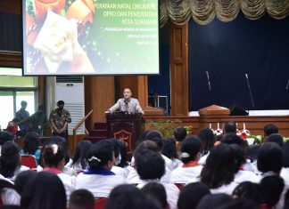 Perayaan Natal Oikumene Umat Kristiani di lingkungan DPRD dan Pemkot Surabaya, Wali Kota Surabaya Eri Cahyadi Ingatkan Toleransi Antar Umat Beragama Perayaan Natal Oikumene Umat Kristiani di lingkungan DPRD dan Pemkot Surabaya, Wali Kota Surabaya Eri Cahyadi Ingatkan Toleransi Antar Umat Beragama