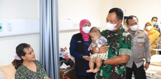 Pangdam V/Brawijaya Tinjau Lokasi dan Korban Terdampak Ledakan Petasan Blitar Pangdam V/Brawijaya Tinjau Lokasi dan Korban Terdampak Ledakan Petasan Blitar