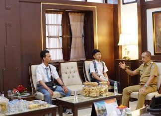 88,07 Persen Penduduk Kota Surabaya miliki Gawai Wakil Walikota Surabaya Armuji ajak penggunaan cerdas dan bertanggungjawab 88,07 Persen Penduduk Kota Surabaya miliki Gawai Wakil Walikota Surabaya Armuji ajak penggunaan cerdas dan bertanggungjawab