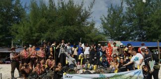 Acer Bersama Seasoldier Edukasi Pelajar dan Bersihkan Sampah di Pantai Surabaya Bersih Pantai Kerang Surabaya Bersama Acer #SayangBumi Seasoldier