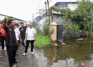 Cak Ji Sidak ke Genting Kalianak Surabaya, Diwaduli Warga karena Sering Kebanjiran Cak Ji Sidak ke Genting Kalianak Surabaya, Diwaduli Sering Kebanjiran