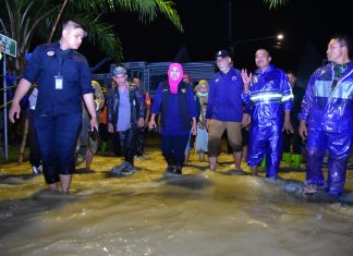 Gerak Cepat Tinjau Banjir Dampak Tanggul Jebol di Gresik, Gubernur Khofifah Minta Cek Ulang Saluran dan Penampungan Air Serta Kapasitas Tanggul Gerak Cepat Tinjau Banjir Dampak Tanggul Jebol di Gresik, Gubernur Khofifah Minta Cek Ulang Saluran dan Penampungan Air Serta Kapasitas Tanggul
