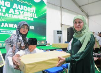 Gubernur Khofifah Berikan Hadiah Khusus Bagi Empat Orang Pemenang Audisi Shalawat Asyghil, Tiga Diantaranya Santri Jawa Timur