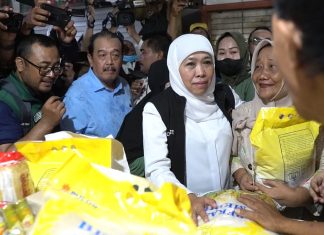 Pemprov Jatim , BULOG dan Pemkab/ Pemkot Se Jatim Gelar Operasi Pasar Beras Murah Berkualitas di Sejumlah Pasar, Harapan Gubernur Khofifah bisa Jadi Penguat Daya Beli Masyarakat Pemprov Jatim , BULOG dan Pemkab/ Pemkot Se Jatim Gelar Operasi Pasar Beras Murah Berkualitas di Sejumlah Pasar, Harapan Gubernur Khofifah bisa Jadi Penguat Daya Beli Masyarakat