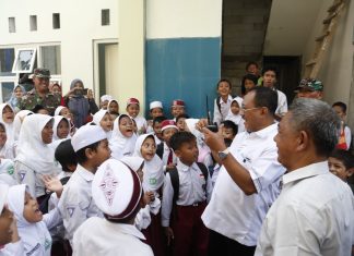 SD/MI Cokroaminoto dibuka kembali, Wakil Walikota Armuji bersama ratusan siswa nyanyikan Padamu Negeri