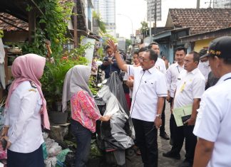 Tumpukan Sampah Rumah Tangga di Gayungan, Wakil Wali Kota Surabaya Armuji Pastikan sudah Ditangani Tim Bedah Rumah