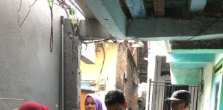 Ingat kakek nenek di kampung, Arjuna Rizky bagi-bagi sembako untuk lansia kurang mampu Ingat kakek nenek di kampung, Arjuna bagi-bagi sembako untuk lansia kurang mampu