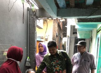 Ingat kakek nenek di kampung, Arjuna Rizky bagi-bagi sembako untuk lansia kurang mampu Ingat kakek nenek di kampung, Arjuna bagi-bagi sembako untuk lansia kurang mampu