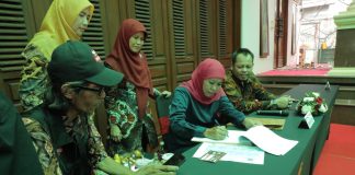 Jelang Pemilu 2024, KPU Gelar Coklit di Kediaman Gubernur Jawa Timur Khofifah Indar Parawansa Jelang Pemilu 2024, KPU Gelar Coklit di Kediaman Gubernur Jawa Timur Khofifah Indar Parawansa