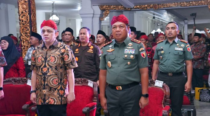 Pangdam Brawijaya Dampingi Kunjungan Kerja Menkopolhukam dan Menteri Keuangan di Sumenep Pangdam Brawijaya Dampingi Kunjungan Kerja Menkopolhukam dan Menteri Keuangan di Sumenep