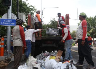 Pemkot Surabaya Angkut 700 Ton Sampah Hasil Program Kerja Bakti “Surabaya Bergerak” dalam sehari Pemkot Surabaya Angkut 700 Ton Sampah Hasil Program Kerja Bakti “Surabaya Bergerak” dalam sehari