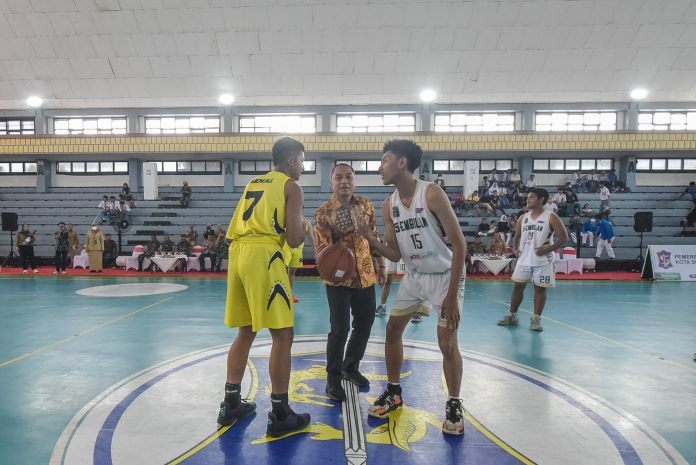 Ratusan Pelajar se-Surabaya Raya Berebut Piala Walikota di Kejuaran Bola Basket