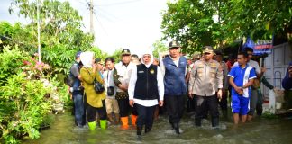 Tangani Banjir Akibat Luapan Bengawan Jero Lamongan, Gubernur Khofifah janji Pemprov Jatim dan Pemkab Lamongan Akan Tangani Pintu Air Kuro Tangani Banjir Akibat Luapan Bengawan Jero Lamongan, Gubernur Khofifah janji Pemprov Jatim dan Pemkab Lamongan Akan Tangani Pintu Air Kuro