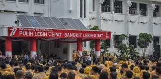 Wali Kota Surabaya Eri Cahyadi Minta Pelayanan Perizinan Cepat dan Mudah untuk Mencegah Pungli Wali Kota Surabaya Eri Cahyadi Minta Pelayanan Perizinan Cepat dan Mudah untuk Mencegah Pungli