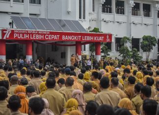 Wali Kota Surabaya Eri Cahyadi Minta Pelayanan Perizinan Cepat dan Mudah untuk Mencegah Pungli Wali Kota Surabaya Eri Cahyadi Minta Pelayanan Perizinan Cepat dan Mudah untuk Mencegah Pungli