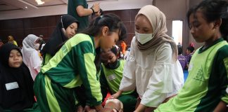 500 Pelajar Surabaya Dilatih Keterampilan Memberikan Pertolongan Pertama saat Kejadian Darurat 500 Pelajar Surabaya Dilatih Keterampilan Memberikan Pertolongan Pertama saat Kejadian Darurat