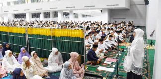 Awali Ramadhan 1444 H, Gubernur Khofifah dan Wagub Emil Ikuti Salat Tarawih Perdana di Masjid Raya Islamic Centre Jawa Timur Awali Ramadhan 1444 H, Gubernur Khofifah dan Wagub Emil Ikuti Salat Tarawih Perdana di Masjid Raya Islamic Centre Jawa Timur