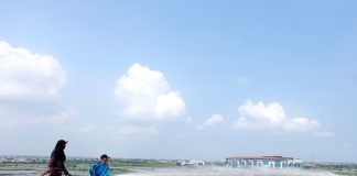 Cegah Bau, Pemkot Surabaya Semprotkan Larutan Organik di TPA Benowo Cegah Bau, Pemkot Surabaya Semprotkan Larutan Organik di TPA Benowo