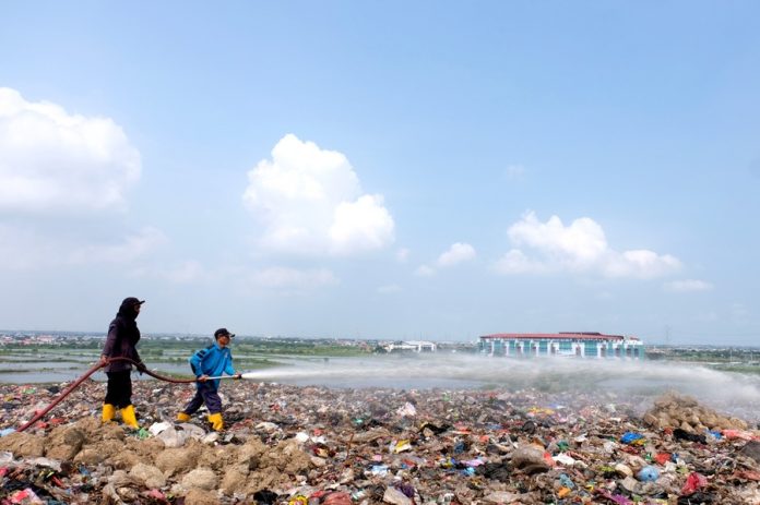 Cegah Bau, Pemkot Surabaya Semprotkan Larutan Organik di TPA Benowo