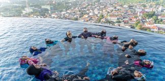 Hotel Ciputra World Surabaya Merayakan Hari Kebahagiaan Internasional dengan Aktifitas Yoga dan Zumba di dalam Air Hotel Ciputra World Surabaya Merayakan Hari Kebahagiaan Internasional dengan Aktifitas Yoga dan Zumba di dalam Air