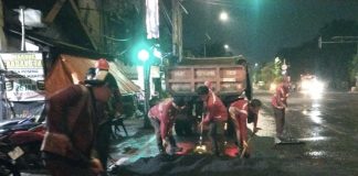 Di Musim Penghujan, Pemkot Surabaya Lakukan Perbaikan Jalan Berlubang di 100 Titik Per Hari Di Musim Penghujan, Pemkot Surabaya Lakukan Perbaikan Jalan Berlubang di 100 Titik Per Hari