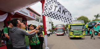 Hidupkan Kembali Tradisi Tret Tet Tet, Wali Kota Surabaya Eri Cahyadi Dampingi Bonek Dukung Persebaya Bertandang Ke Semarang Hidupkan Kembali Tradisi Tret Tet Tet, Wali Kota Surabaya Eri Cahyadi Dampingi Bonek Dukung Persebaya Bertandang Ke Semarang