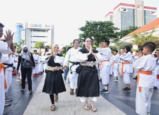 Pada Gelar Latihan Bersama Kempo Se-Jatim, Arumi Bachsin Sapa Dan Beri Semangat Ratusan Kenshi Pada Gelar Latihan Bersama Kempo Se-Jatim, Arumi Bachsin Sapa Dan Beri Semangat Ratusan Kenshi