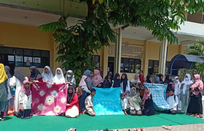 Pelatihan Olah Kain Shibory bersama Siswa SDN Kedurus III Surabaya
