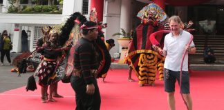 Puluhan Wisman Kapal Pesiar Jelajahi Destinasi Wisata Surabaya Puluhan Wisman Kapal Pesiar Jelajahi Destinasi Wisata Surabaya