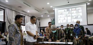 Surabaya Terima Sertifikat ODF, Wali Kota Eri Targetkan 5 Pilar STBM Tercapai pada Desember 2023 Surabaya Terima Sertifikat ODF, Wali Kota Eri Targetkan 5 Pilar STBM Tercapai pada Desember 2023
