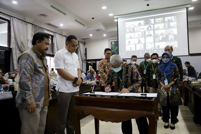 Surabaya Terima Sertifikat ODF, Wali Kota Eri Targetkan 5 Pilar STBM Tercapai pada Desember 2023