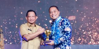 Terima Penghargaan UHC Award, Kata Wali Kota Eri Cahyadi Pemkot Surabaya Anggaran Rp480 Miliar untuk Masalah Kesehatan Terima Penghargaan UHC Award, Kata Wali Kota Eri Cahyadi Pemkot Surabaya Anggaran Rp480 Miliar untuk Masalah Kesehatan