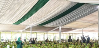 Pada Pelantikan PC dan PAC Muslimat NU se-Jombang, Gubernur Khofifah Ajak 15 ribu Peserta Ungkapkan Rasa Syukur Lewat Dzikir dan Sholawat Pada Pelantikan PC dan PAC Muslimat NU se-Jombang, Gubernur Khofifah Ajak 15 ribu Peserta Ungkapkan Rasa Syukur Lewat Dzikir dan Sholawat