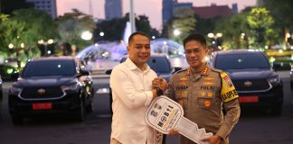 Serahkan 11 Mobil Operasional Pinjam Pakai, Wali Kota Eri Cahyadi: Ini Bentuk Apresiasi kepada Polrestabes Surabaya! Serahkan 11 Mobil Operasional Pinjam Pakai, Wali Kota Eri Cahyadi: Ini Bentuk Apresiasi kepada Polrestabes Surabaya!