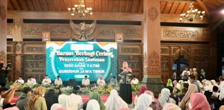 Serahkan Santunan 1.000 Anak Yatim di Ponorogo, Gubernur Khofifah Pesan Untuk Memiliki Cita-Cita Setinggi Langit Serahkan Santunan 1.000 Anak Yatim di Ponorogo, Gubernur Khofifah Pesan Untuk Memiliki Cita-Cita Setinggi Langit