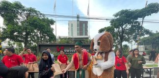 Abusias & Bernie Bagi-Bagi Takjil Hingga THR Ramadhan Di Hotel Swiss-Belinn Airport Surabaya Abusias & Bernie Bagi-Bagi Takjil Hingga THR Dipenghujung Ramadhan Di Hotel Swiss-Belinn Airport Surabaya
