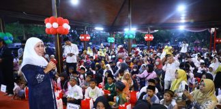 Berbagi Ceria Bersama 1.700 Anak Yatim di Tulungagung, Gubernur Khofifah Ajak Masyarakat Tingkatkan Keshalehan Sosial di Bulan Ramadhan Berbagi Ceria Bersama 1.700 Anak Yatim di Tulungagung, Gubernur Khofifah Ajak Masyarakat Tingkatkan Keshalehan Sosial di Bulan Ramadhan