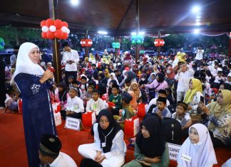 Berbagi Ceria Bersama 1.700 Anak Yatim di Tulungagung, Gubernur Khofifah Ajak Masyarakat Tingkatkan Keshalehan Sosial di Bulan Ramadhan Berbagi Ceria Bersama 1.700 Anak Yatim di Tulungagung, Gubernur Khofifah Ajak Masyarakat Tingkatkan Keshalehan Sosial di Bulan Ramadhan