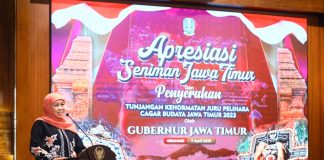 Gubernur Khofifah Beri Apresiasi dan Tunjangan Kehormatan pada 1.000 Seniman dan 240 Juru Pelihara Cagar Budaya Jatim Gubernur Khofifah Beri Apresiasi dan Tunjangan Kehormatan pada 1.000 Seniman dan 240 Juru Pelihara Cagar Budaya Jatim