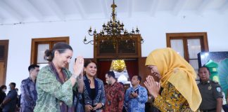 Gubernur Khofifah Terima Kunjungan Deputy Chief of Mission and Head Economic Affairs Embassy of the Kingdom of the Netherlands Gubernur Khofifah Terima Kunjungan Deputy Chief of Mission and Head Economic Affairs Embassy of the Kingdom of the Netherlands