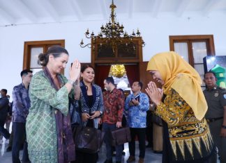 Gubernur Khofifah Terima Kunjungan Deputy Chief of Mission and Head Economic Affairs Embassy of the Kingdom of the Netherlands Gubernur Khofifah Terima Kunjungan Deputy Chief of Mission and Head Economic Affairs Embassy of the Kingdom of the Netherlands