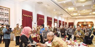 Halal Bihalal dengan Mitra ESDM, Gubernur Khofifah Sampaikan Apresiasi Layanan Masyarakat Hingga 24 Jam Non Stop Halal Bihalal dengan Mitra ESDM, Gubernur Khofifah Sampaikan Apresiasi Layanan Masyarakat Hingga 24 Jam Non Stop