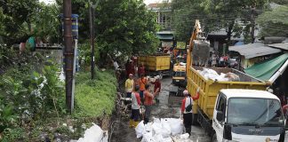 Pemkot Surabaya Gerak Cepat Perbaiki Pelapis Tanggul Jebol Penyebab Banjir di Mayjen Sungkono Pemkot Surabaya Gerak Cepat Perbaiki Pelapis Tanggul Jebol Penyebab Banjir di Mayjen Sungkono